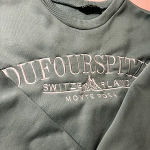 Shein sweatshirt - Intressekoll på min fina gröna shein sweatshirt! Storlek M men sitter bra på mig som är XS/S använd 2-4 gånger bud från 99  färgen ser man som bäst på bild 3(obs den kom redan en aning nopprig när jag fick den men inget man lägger märket mycket till alls!) (HÖGSTA BUD 210) (köp direkt för 230 frakt inräknad)