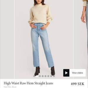 Raka jeans från NA-KD i storlek 32. Blåa De är tyvärr för små för mig och därav behöver de säljas. Men när de passade älskade jag dom!! Köparen står för frakten💓🕊
