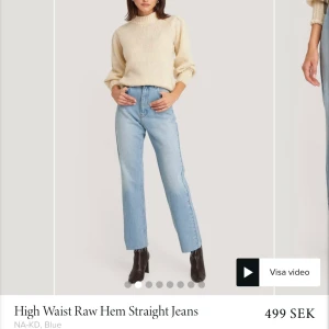 Raka jeans - Raka jeans från NA-KD i storlek 32. Blåa De är tyvärr för små för mig och därav behöver de säljas. Men när de passade älskade jag dom!! Köparen står för frakten💓🕊