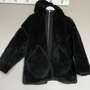 Fluffig jacka från weekday - Två jackor i en! Mysig och varm jacka som går att använda åt båda håll, ena sidan är fluffig och mjuk och andra är i ett mockaktigt material. Supersnygg, har använt den mycket då den är väldigt härlig men inga större anmärkningar på den. 