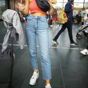 Monki jeans - Ett par supersnygga jeans från monki i modellen ”taiki”. Köpte förra sommaren för 399kr. Verkligen ett par av dom snygga (; Kan mötas upp i Malmö annars står köparen för frakten, skriv till mig om ni har några frågor 😄