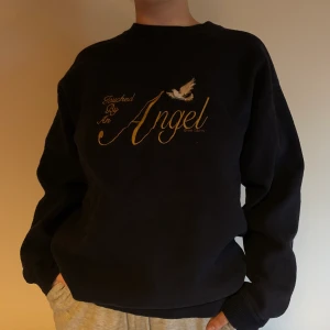 Mörkblå sweater med broderad text, köpt i japan - Mörkblå superfin sweater med broderad text, köpt i japan! Buda i kommentarerna!