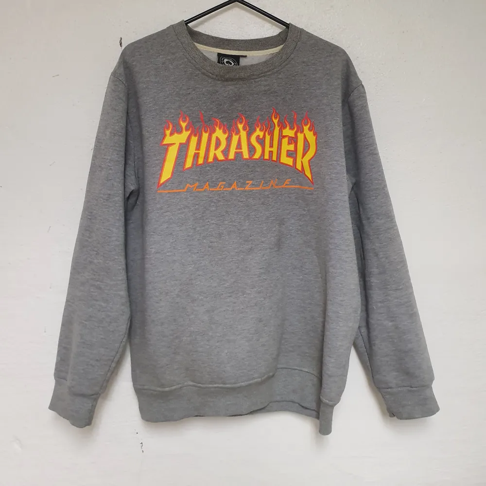 Jätteskön Trasher sweatshirt. Bra skick, strl XL men sitter som M. Fraktkostnad tillkommer. Tröjor & Koftor.