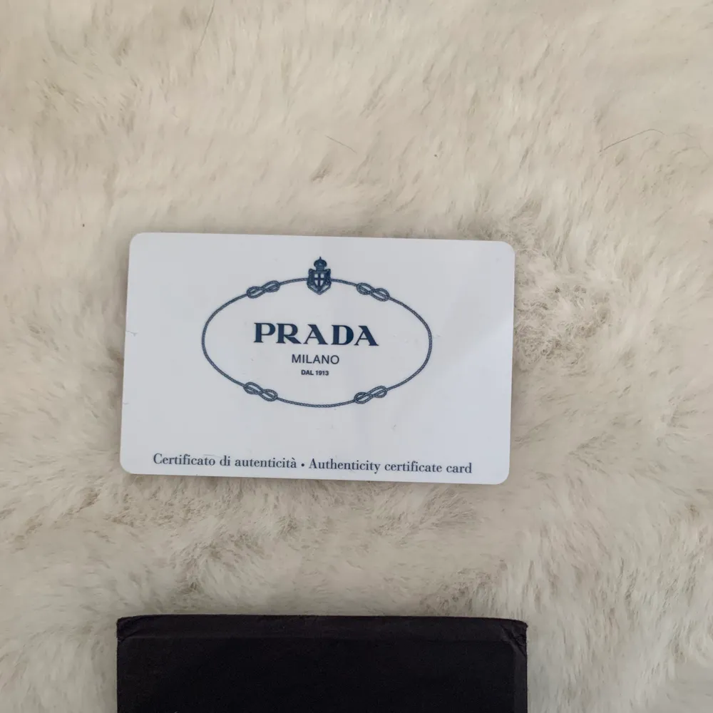 Säljer min otroligt fina Prada väska! Fint skick och certifikation finns så den är äkta. Får tyvärr inte så mycket användning utav den, Köpt på The vintage bar . Väskor.