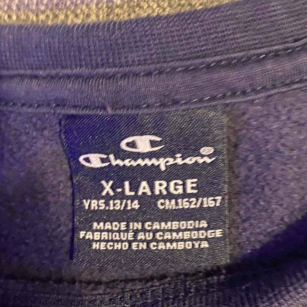 Säljer denna jättefina och sköna sweatshirt ifrån Champion då den inte kommer till användning💕Den är i barnstorlek XL så den passar folk från XXS-S💕kontakta mig vid frågor eller intresse💕. Hoodies.