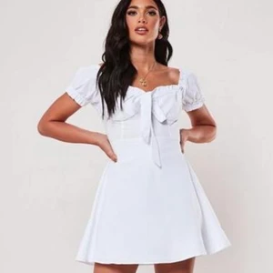 Vit klänningarna från NA KD - Säljer min klänning från NA KD i st 40. Passar både M och L. Har bara använt den 1 gång. Den är perfekta till studenten och även bara till sommaren