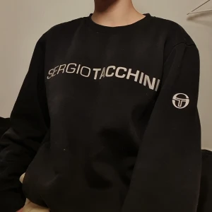Sergio Tacchini Sweatshirt - Svart sweatshirt. Oversized i passformen. Superskön i och i bra kvalitet. Skriv om ni är intresserade🌻Priset är diskuterbart!