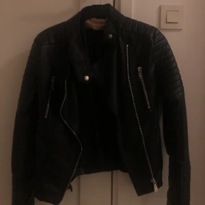 Svart skinnjacka i storlek S - Säljer min svarta skinnjacka i storlek S (38). Köparen står för frakten