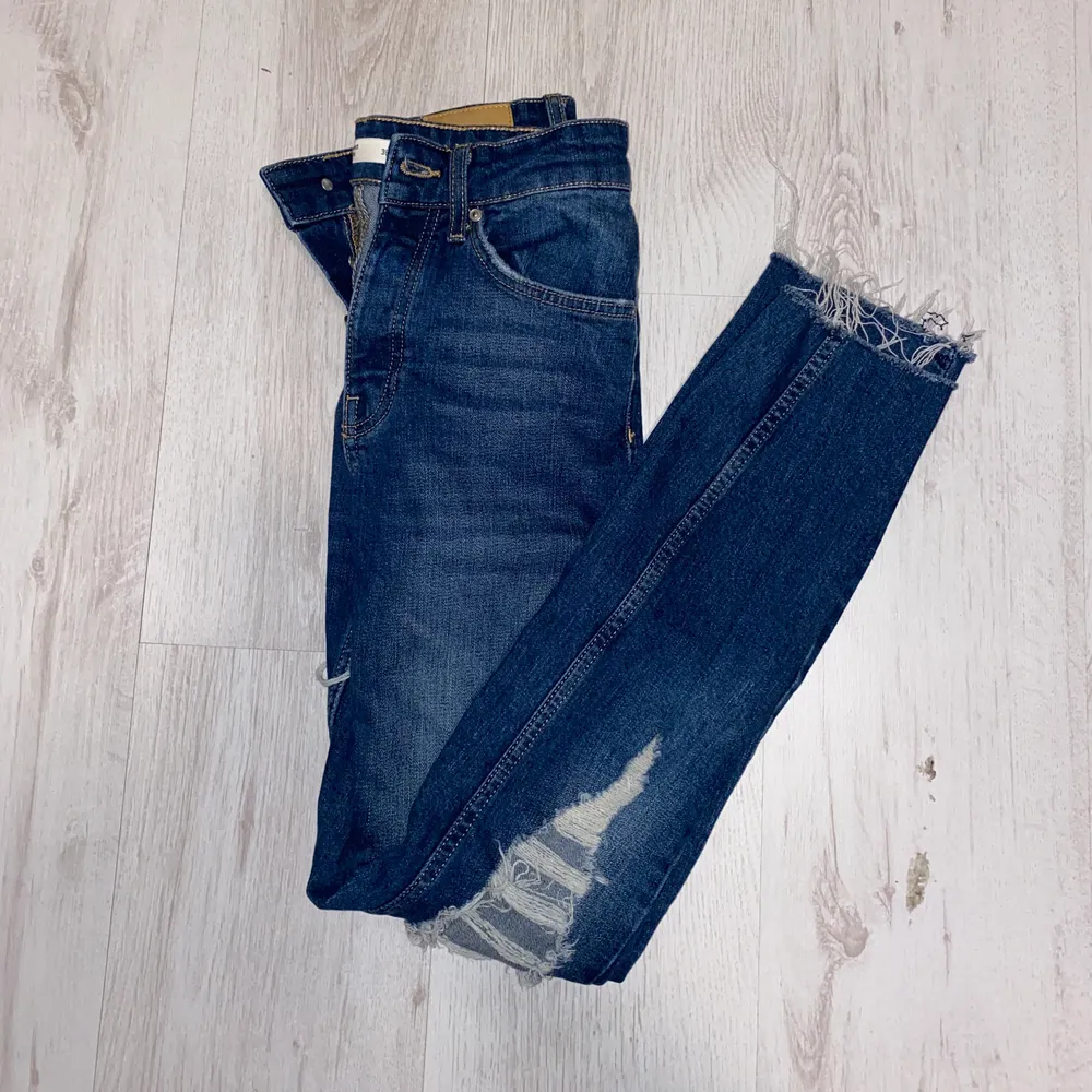 Sparsamt använda, i fint skick. Storlek: 36. Jeans från GINATRICOTs egna märke ”perfect jeans”. Highwaisted. Med slitningar. Kan skickas mot fraktkostnad. Fler bilder kan ordnas vid intresse. . Jeans & Byxor.