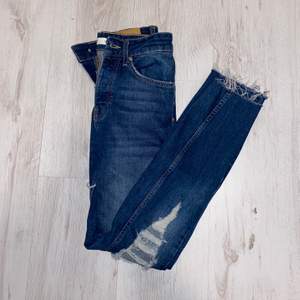 Sparsamt använda, i fint skick. Storlek: 36. Jeans från GINATRICOTs egna märke ”perfect jeans”. Highwaisted. Med slitningar. Kan skickas mot fraktkostnad. Fler bilder kan ordnas vid intresse. 