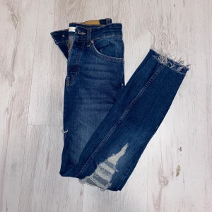 PERFECT JEANS GINATRICOT  - Sparsamt använda, i fint skick. Storlek: 36. Jeans från GINATRICOTs egna märke ”perfect jeans”. Highwaisted. Med slitningar. Kan skickas mot fraktkostnad. Fler bilder kan ordnas vid intresse. 