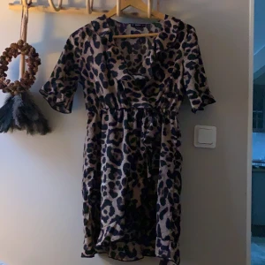 Leopard klänning - Superfin klänning. Använd 2 gånger. 