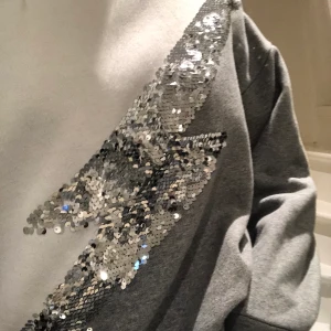 Zara college tröja  - Skit snygg college tröja från zara! Jätte mjuk inuti, inte nopprig alls! Super cool då den är halv vit och halv svart men majoriteten är vit då ryggen är de!! Buda i kommentarerna från 180!