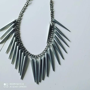 Snyggt halsband med spikes - Sparsamt använt.snyggt fall! Ej äkta