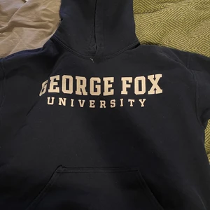 Blå hoodie - Snygg Navy hoodie! Köpt från beyond retro! Nopprig på insidan och 2 st vita/grå fläckar som jag tror går bort i tvätten! Sitter bra på mig som är en M! Men om man vill ha riktigt oversized funkar den nog bäst på S/XS! 