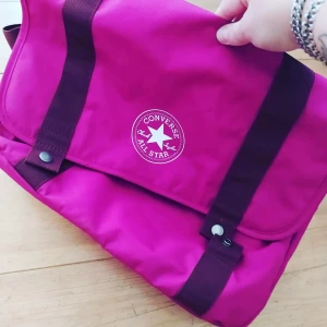 Lila Converse väska i nyskick! - Många fack, härlig lila färg. Sparsamt använd.