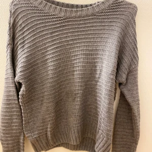 Stickat tröja - En fin mörgrå stickad tröja! Från H&M, köpt 2019. Bra skick, använd få gånger. Storlek XS
