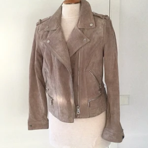 Mockajacka  - Mjukjacka i mocka från Veromoda . Bra passform. Sparsamt använd. Färg beige.