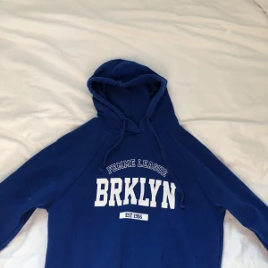 Blå Hoodie Från Gina Tricot - Supermysig blå hoodie med vitt tryck från Gina Tricot, strl M. Använd endast ett fåtal gånger och är i stort sett i nyskick. 