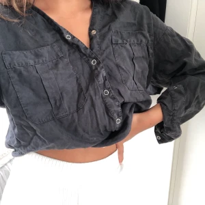 Snygg stilren tvättad grå/blå skjorta  - Jättesnygg skjorta med knappar i en urtvättad grå/blå färg som är sååå fin och unik, köpt ifrån Zara och perfekt till en jeanskjol till stranden bara!🥰
