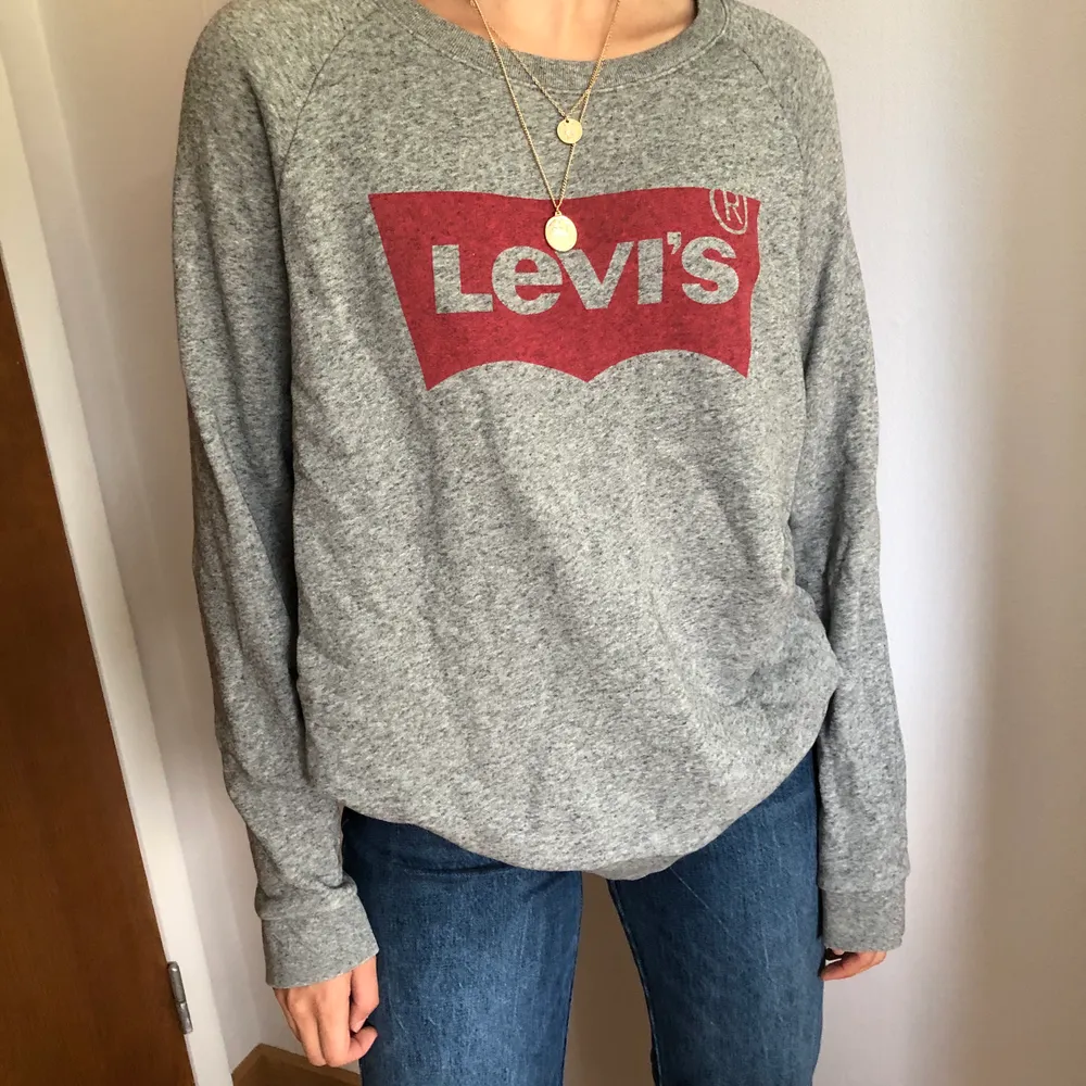 Asskön och lite oversized sweatshirt från Levis. Perfekt nu till svalare sommarkvällar! 110kr+frakt. Tröjor & Koftor.