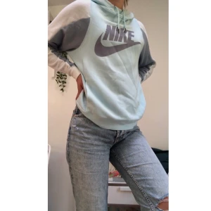Nike hoodie - Skitsnygg nike hoodie som tyvärr är för stor för mig. Endast använd en gång så i nästan helt nytt skick. Passar både storlek S och M. Ge gärna bud! 