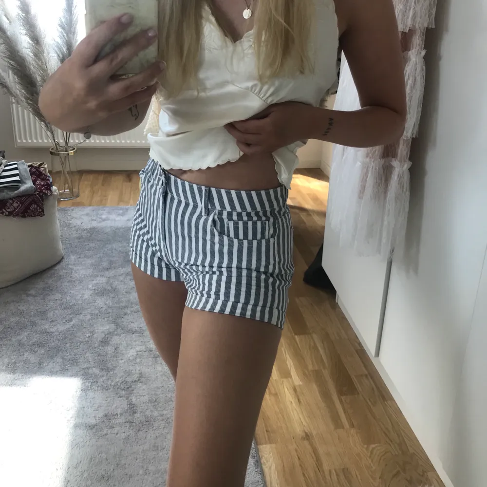 Ett par randiga jeansshorts från H&M! I princip oanvända, riktigt fint skick! Frakt tillkommer 🥰. Shorts.