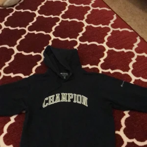  Champion hoodie💙💙 - Mysig marin blå hoodie från champion, fint skick och så snygg! Den passar storlek s, och kostar ca 600 i orginalpris