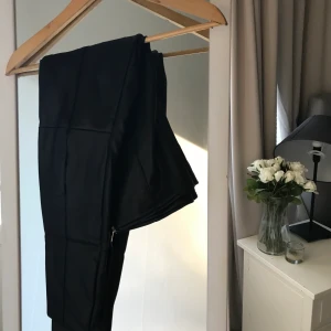 Svarta skinbyxor - Svarta tighta skin byxor som ändå är stretchiga. Skriv för bild hur dd sitter på. Passar en M/L. Köpren står för frakten
