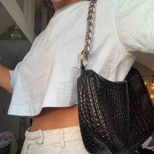  - Jättefin trendig väska från nelly som är påriktigt HELT oanvänd då jag fick en svart axelväska i present typ 1 vecka efter denna som jag fått mer användning för. Superduperskick !! 