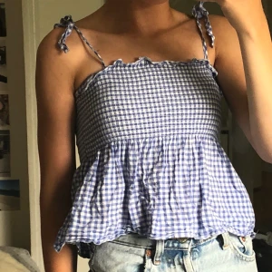 Vit & blå rutig somrig top🤍💙 - Vit och blå rutig somrig top🤍Perfekt att ha en varm sommar dag🤍