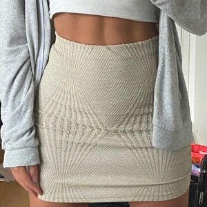 Minikjol från Nelly - Interrssekoll!!! Glittrig minikjol från Nelly perfekt till fest! Buda!