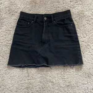 Jeanskjol - En svart jeanskjol från Pull&bear💕 Inte använt mycket så väldigt bra skick! Köparen står för frakt-44kr