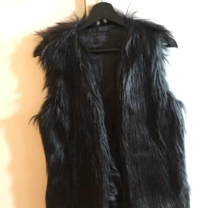 Tiger väst  - Schysst tiger of Sweden väst som är näst intill oanvänd. Köpt för 2000 ny mitt pris 350. Skulle säga att den är en s/m i storlek.  Frakt bet köparen