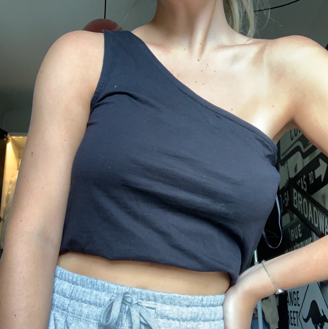 Oneshoulder linne från weekday strl M