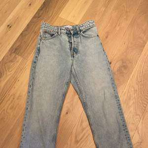 Säljer dessa jätte snygga mom jeans i storlek 34 ifrån zara! Coola slitningar ner till och perfekta nu till sommaren💓 säljer pga fel storlek