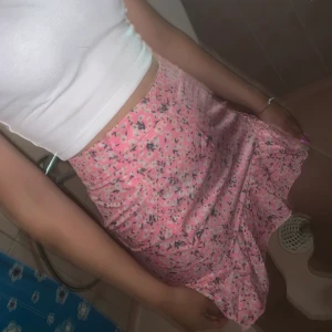 Kjol - Söt kjol aldrig använd 