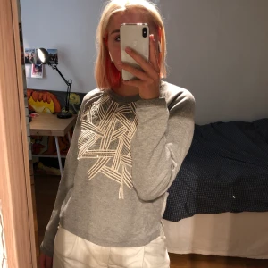 Sweatshirt - Jättefin sweatshirt med mönster på framsidan, storlek S från Zara