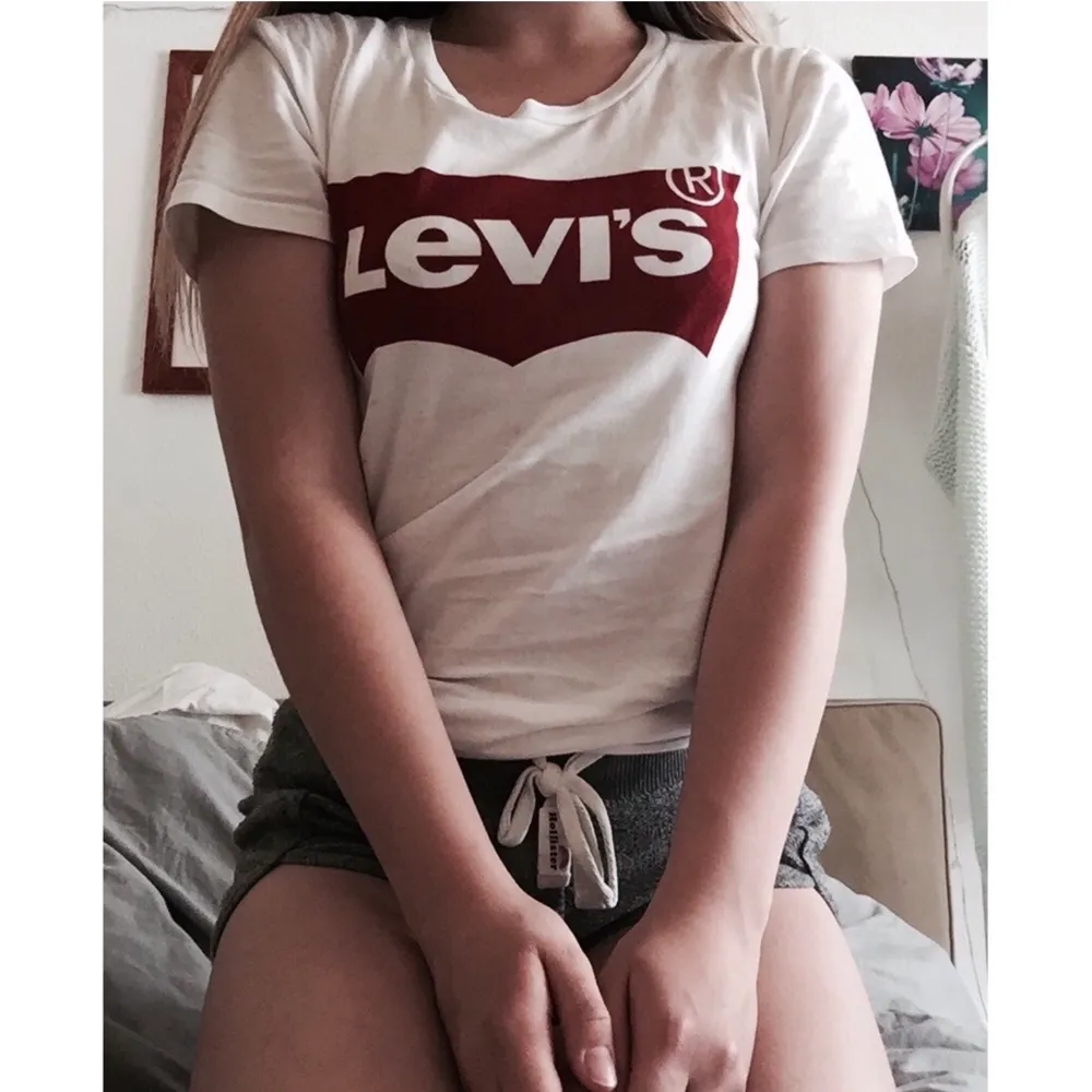 Säljer denna supersnygga Levis t-Shirt. Köpt för cirka 250 kr☺️ passar xs-s. T-shirts.