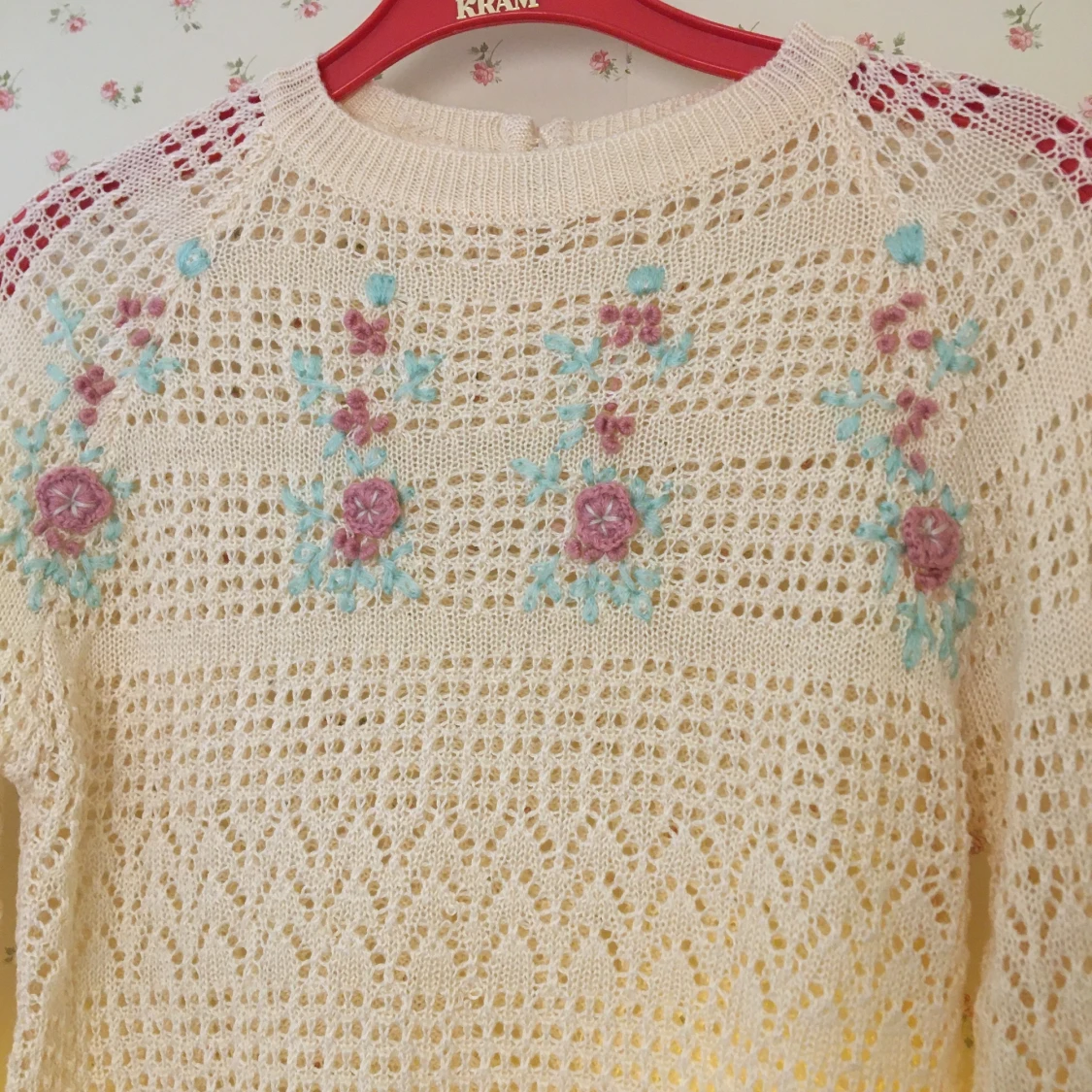 Krämfärgad stickad tröja m rosor - 90