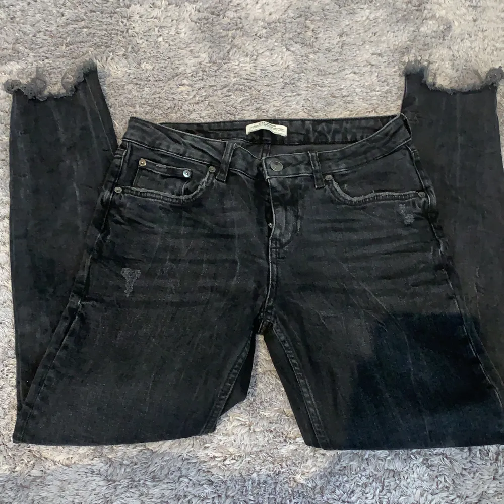 They are blacked jeans from Zara. They are ripped at the bottom and a little in the knees and pockets. They are regular waist and can me considered skinny . Jeans & Byxor.