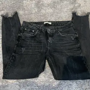 They are blacked jeans from Zara. They are ripped at the bottom and a little in the knees and pockets. They are regular waist and can me considered skinny 