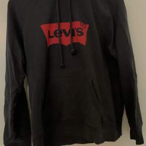 Grå Levi’s hoodie i storlek M. Liten i storlek så passar S också. Knappt använd så skicket är som nytt!
