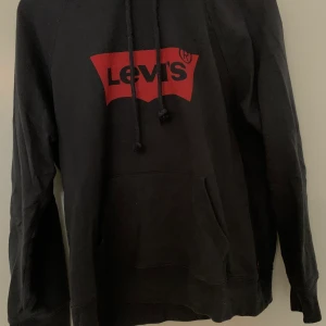 Levi’s grå hoodie  - Grå Levi’s hoodie i storlek M. Liten i storlek så passar S också. Knappt använd så skicket är som nytt!