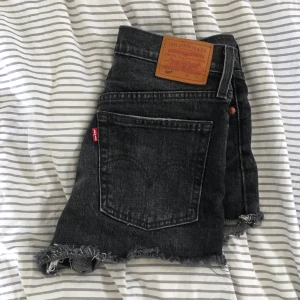 levis shorts - svart/gråa levis shorts, knappt använda, köpta för ca 500kr