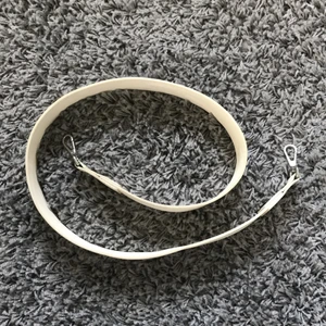 Carin Wester väskband - Cremevitt väskband från Carin Wester, sparsamt använt. Lite längre vilket är toppen. Säljer även en väska som passar perfekt med detta band. Ett ytterligare väskband säljs inom kort.