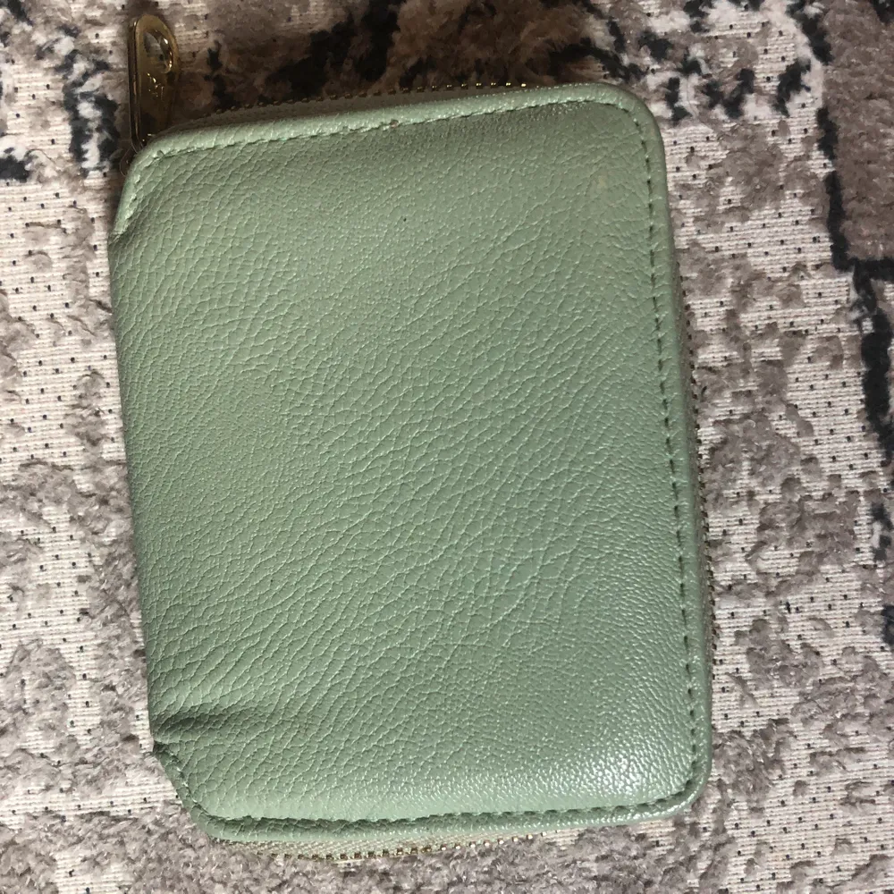Liten mint grön Don Donna plånbok, användes några gånger - fortfarande i utmärkt skick. Frakt tillkommer. . Väskor.