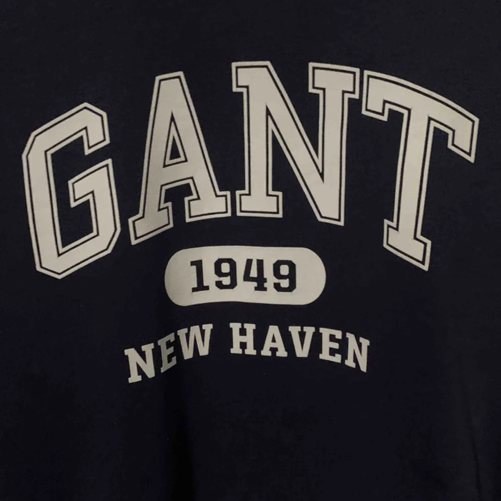 Jag säljer en tröja från Gant. Tröjan är knappt använd. Kan självklart gå ner i pris.. Hoodies.