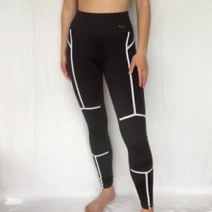   - Träningstights från Puma sparsamt använda. Dragkedja vid vristerna och lite shaping, nypris 500kr. Frakt tillkommer på 45kr<3 
