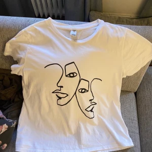 T-shirt med ansikten  - T-shirt i fint skick från MQ. Storlek L men passar M också. Betalning via swish, frakt tillkommer. 
